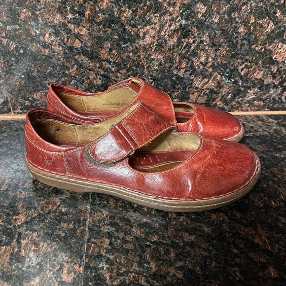 BORN Red Distressed Leather Mary Jane Flats Shoes 9.5 - Picture 3 of 10